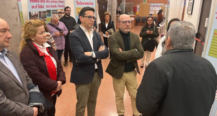 José Fernández y Orlando Chacón durante la visita a la exposición 'Juntos contra la intolerancia'