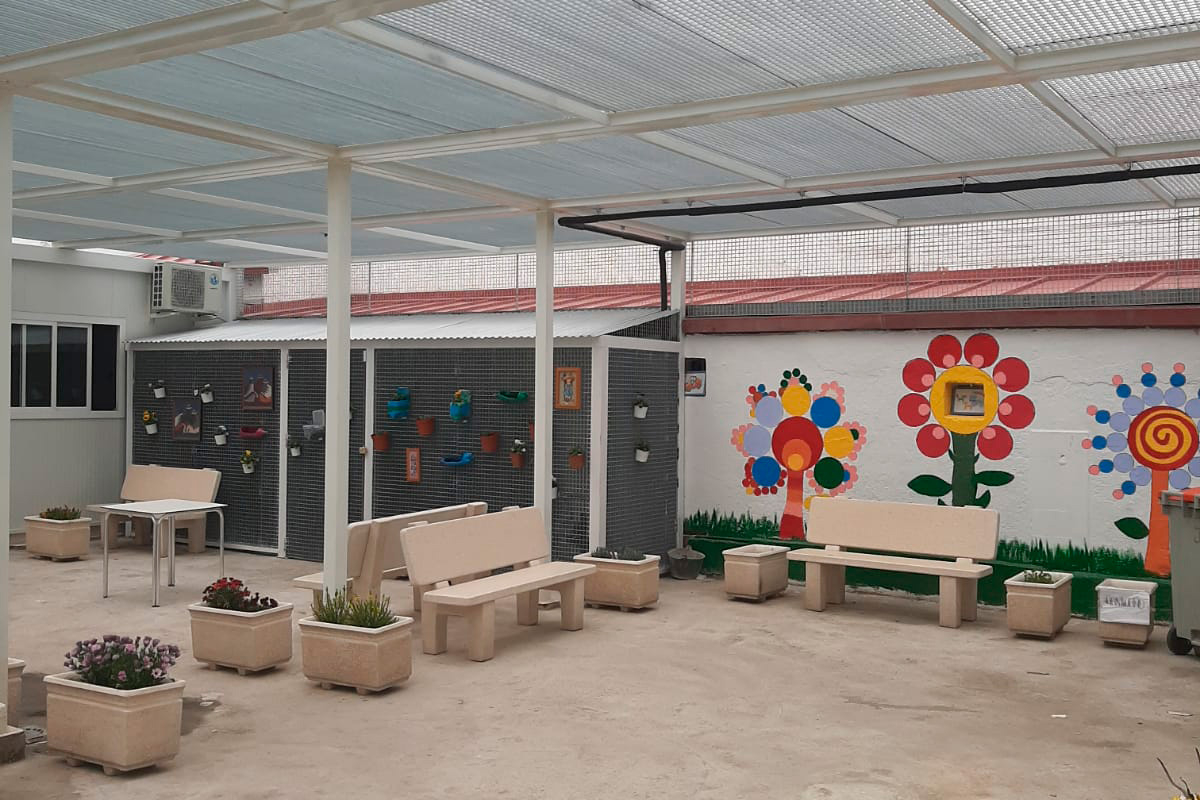 Patio del Centro de Reducción del Daño y prevención de sobredosis en la Cañada Real