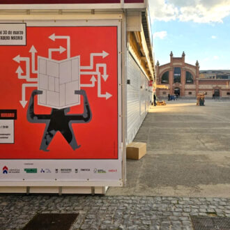 El cartel de primera Feria del Cómic de Madrid sobre una caseta en el patio de Matadero Madrid