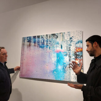 El concejal Jaime González Taboada, charlando con el artista Christian Baes frente a su obra