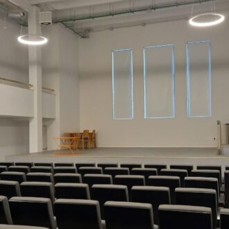 Foto del Centro Cultural Buenavista donde se ven los asientos y el escenario