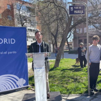 El concejal de Fuencarral-El Pardo, José Antonio Martínez Páramo, junto a los familiares de Maruja, en la plaza homenaje a la vecina del distrito