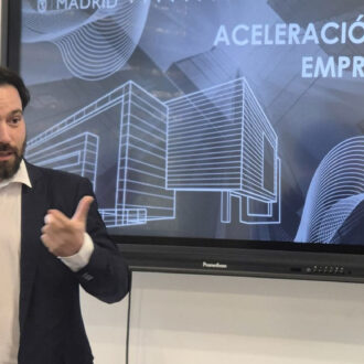 El concejal delegado de Innovación y Emprendimiento, Ángel Niño, da la bienvenida a los emprendedores de Villaverde