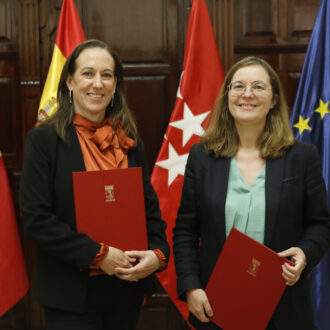 La coordinadora general de la Alcaldía, Inmaculada Sánchez-Cervera, y la decana del Colegio de Caminos, Canales y Puertos de Madrid, María Dolores Esteban, durante la firma del convenio de colaboración entre el Ayuntamiento y el Colegio de Ingenieros de Caminos, Canales y Puertos de Madrid para difundir la mediación
