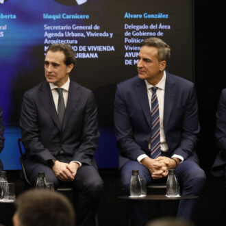 El delegado de Políticas de Vivienda y presidente de EMVS Madrid, Álvaro González, durante su intervención en el II Congreso sobre Industrialización organizado por CIARE-Cuatrecasas