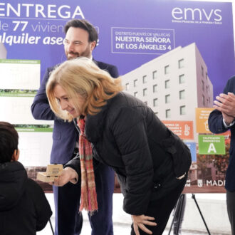 La vicealcaldesa, Inma Sanz, acompañada del delegado de Políticas de Vivienda y presidente de la Empresa Municipal de la Vivienda y Suelo de Madrid (EMVS Madrid), Álvaro González, y del concejal del distrito, Ángel Niño, entrega las llaves a los primeros adjudicatarios de las 77 viviendas de la promoción Nuestra Señora de los Ángeles 4, en Puente de Vallecas