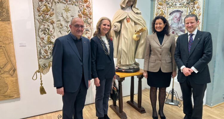 En la imagen, de Izquierda a derecha, el comisario de la exposición, el Padre Mario Alonso Aguado, la Infanta doña Elena, la concejala del distrito, Lola Navarro y el organizador de la exposición, José Miguel Zamoyski, junto a una imagen de la beata María Ana de Jesús, copatrona de Madrid.