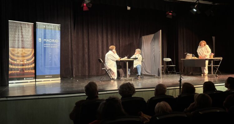 Un momento de la representación teatral del sainete Don Sabino curamanías, adaptación de la obra de José Cedena, a cargo del grupo de teatro Los bombones de San Blas, del Centro Municipal de Mayores Pablo Casals (San Blas-Canillejas)