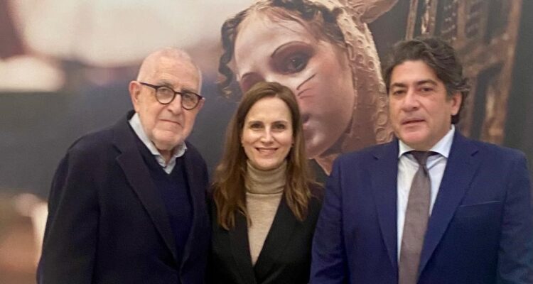 El concejal David Pérez junto a la actriz y recién estrenada directora, María Pastor, y el periodista y dramaturgo Ignacio Amestoy