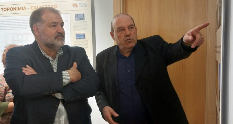 El concejal de Vicálvaro, Ángel Ramos en la inauguración de la muestra junto a un representante de la Asociación de Investigación Histórica de Vicálvaro Vicus Albus, organizadora del evento