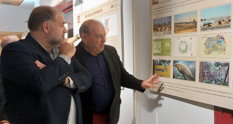 Ángel Ramos durante la visita a la exposición