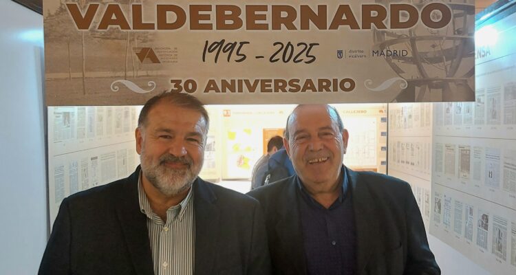 Imagen de concejal Ángel Ramos junto al cartel de la exposición