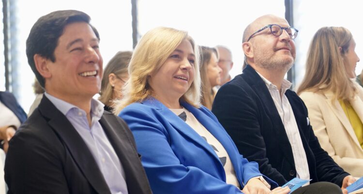 La vicealcaldesa y delegada de Seguridad y Emergencias, Inma Sanz, acompañada por el delegado de Políticas Sociales, Familia e Igualdad, José Fernández, y el concejal de Moncloa-Aravaca, Borja Fanjul visita el Centro Municipal de Mayores Infante Don Juan para hacer balance del proceso de digitalización de la Teleasistencia Avanzada
