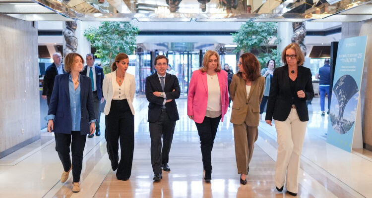 El alcalde de Madrid, José Luis Martínez-Almeida; la vicealcaldesa, Inma Sanz; la concejala delegada de Turismo, Almudena Maíllo; la concejala de Cultura, Marta Rivera de la Cruz y la concejala de Tetuán, Paula Gómez-Angulo, en el III Foro de Turismo Ciudad de Madrid