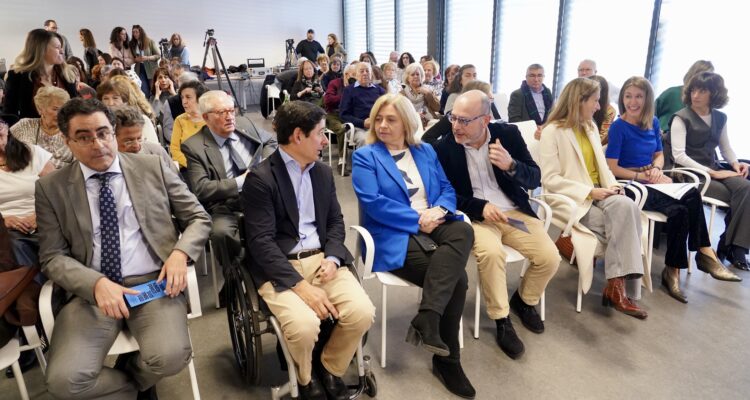 La vicealcaldesa y delegada de Seguridad y Emergencias, Inma Sanz, acompañada por el delegado de Políticas Sociales, Familia e Igualdad, José Fernández, y el concejal de Moncloa-Aravaca, Borja Fanjul visita el Centro Municipal de Mayores Infante Don Juan para hacer balance del proceso de digitalización de la Teleasistencia Avanzada