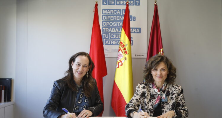 La coordinadora general de la Alcaldía, Inmaculada Sánchez-Cervera, y la presidenta del Instituto Español de Mediación Deportiva y Pacificación (IEMEDEP), Marisa Santana, durante la firma del convenio de colaboración entre el Ayuntamiento de Madrid e IEMEDEP.