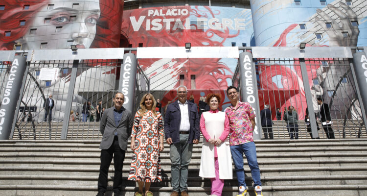 Fotografía del concejal de Carabanchel y el artista Sfhir sobre las escaleras del palacio de vistalegre