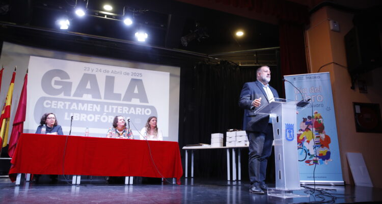 Ángel Ramos durante la entrega de premios del III Certamen Literario del Librofórum