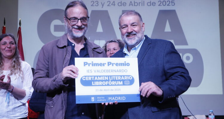 Ángel Ramos con uno de los premiados durante la entrega de premios del III Certamen Literario del Librofórum