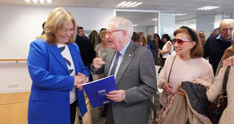La vicealcaldesa y delegada de Seguridad y Emergencias, Inma Sanz, visita el Centro Municipal de Mayores Infante Don Juan para hacer balance del proceso de digitalización de la Teleasistencia Avanzada