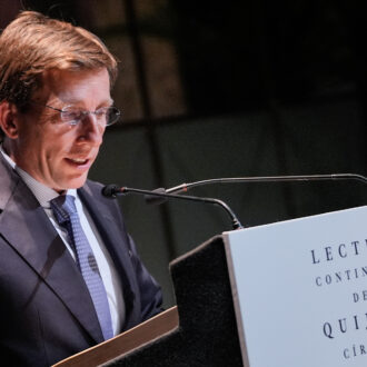 El alcalde de Madrid en un atril leyendo El Quijote