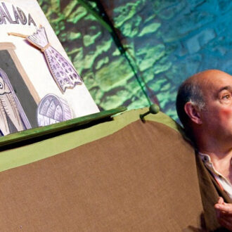 Un hombre en un espectáculo de títeres