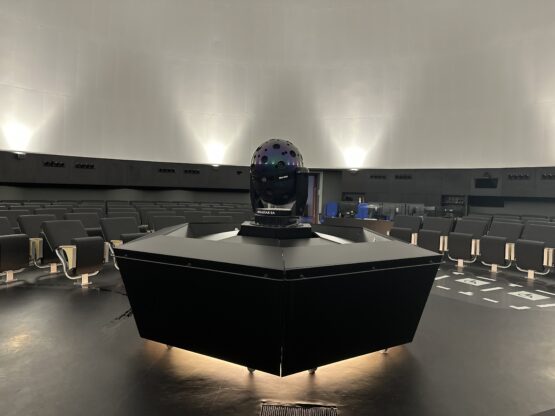 Proyector digital, una de las curiosidades de la sala del Planetario de Madrid
