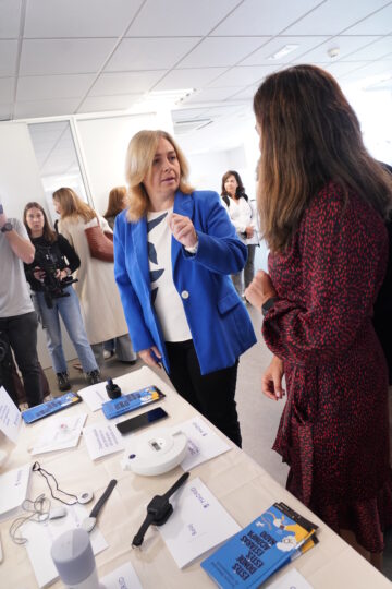 La vicealcaldesa y delegada de Seguridad y Emergencias, Inma Sanz, revisa los dispositivos de Teleasistencia Avanzada del Ayuntamiento de Madrid