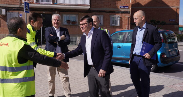 El delegado de Políticas de Vivienda y presidente de EMVS Madrid, Álvaro González, visita las obras del Plan Regenera en la Colonia Urpisa en Villa de Vallecas