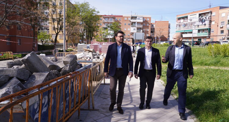 El delegado de Políticas de Vivienda y presidente de EMVS Madrid, Álvaro González, acompañado del concejal de Villa de Vallecas, Carlos González, visita las obras del Plan Regenera en la Colonia Urpisa en Villa de Vallecas