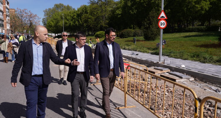 El delegado de Políticas de Vivienda y presidente de EMVS Madrid, Álvaro González, acompañado del concejal de Villa de Vallecas, Carlos González, visita las obras del Plan Regenera en la Colonia Urpisa en Villa de Vallecas