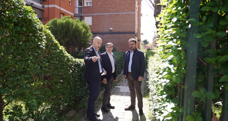 El delegado de Políticas de Vivienda y presidente de EMVS Madrid, Álvaro González, acompañado del concejal de Villa de Vallecas, Carlos González, visita las obras del Plan Regenera en la Colonia Urpisa en Villa de Vallecas