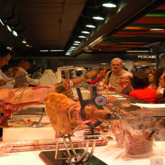 Foto archivo. Un profesional de la hostelería en el mercado de San Antón