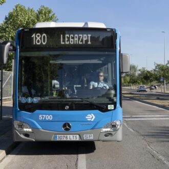Imagen de archivo de la línea 180 con destino Legazpi, efectuando una parada en su recorrido por Madrid