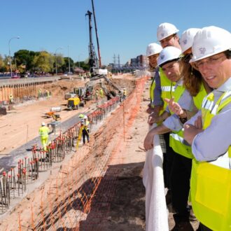 Almeida visita las obras de la A5 a su paso por el distrito de Latina