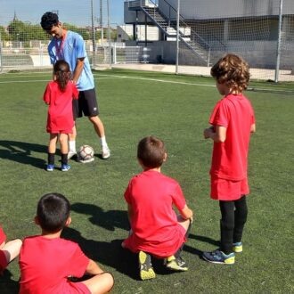 Niños entrenando fútbol en el campamento de verano Villa de Vallecas