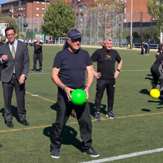 Mayores de Villaverde durante las olimpiadas de los centros de mayores, jugando con pelotas en un campo de fútbol