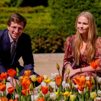 Almeida y la princesa de Orange en la inauguración del jardín de tulipanes donados por Países Bajos a Madrid