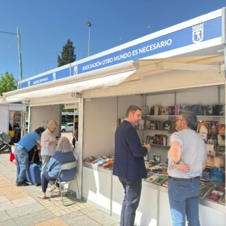 Visita general de una de las casetas donde el concejal de Latina Alberto González habla con un librero