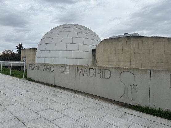 Edificio de color blanco y con forma de iglú