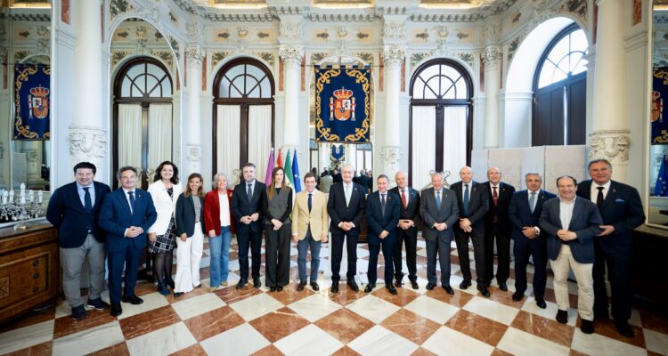 Concejales y alcaldes de Madrid y Málaga en el acto institucional