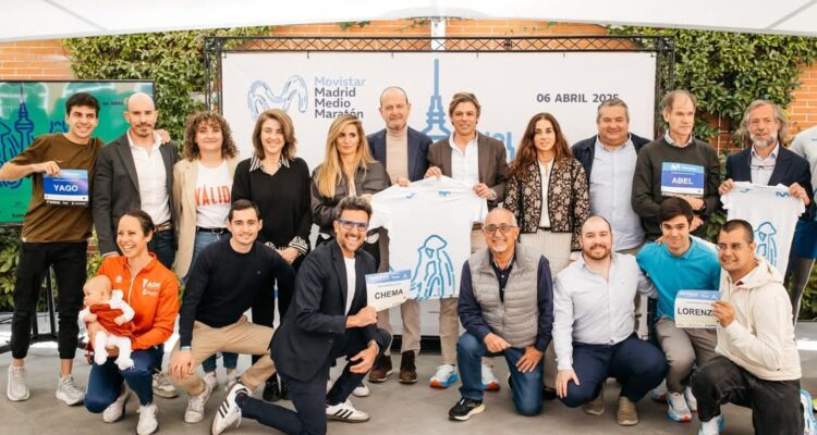 La concejala delegada de Deporte, Sonia Cea, en la foto de familia con los atletas que han participado en la presentación de la XXIV edición de Movistar Madrid Medio Maratón