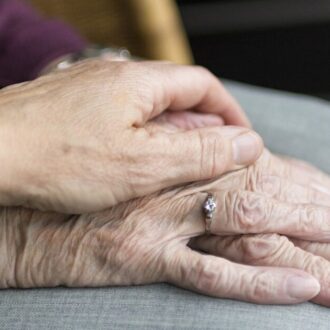 Imagen de manos de persona de la tercera edad