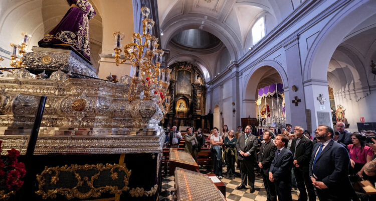 Interior de la iglesia y responsables públicos admirando imagen de Jesús el Pobre