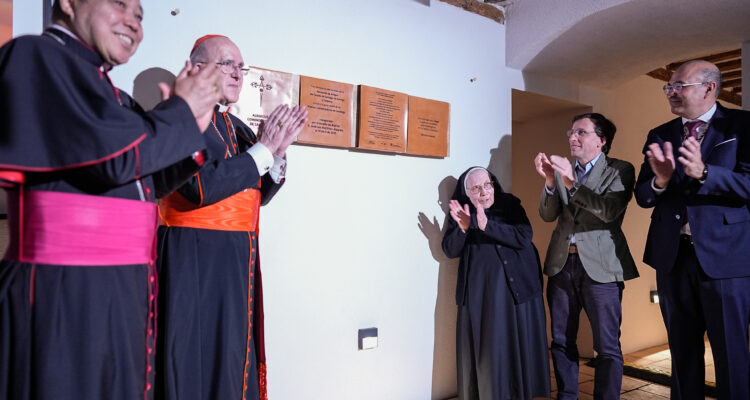 Almeida tras descubrir la placa conmemorativa, junto al presidente de la Asociación del Camino de Santiago de Astorga, Juan Carlos Pérez Cabezas, y el cardenal y arzobispo emérito de Madrid, Carlos Osoro, entre otras autoridades y representantes de asociaciones de Amigos del Camino de Santiago