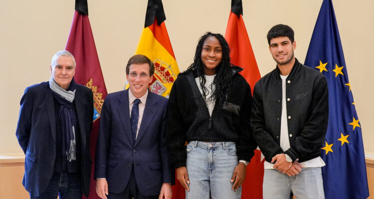 El alcalde de Madrid, José Luis Martínez-Almeida, junto al arquitecto Dominique Perrault y los tenistas Carlos Alcaraz y Coco Gauff durante la presentación de la ampliación de la Caja Mágica