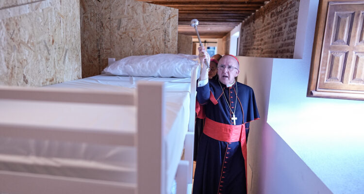 El cardenal y arzobispo emérito de Madrid, Carlos Osoro, bendice las estancias del albergue
