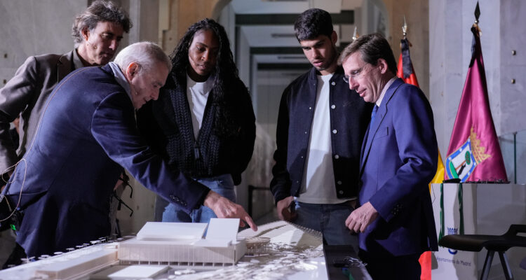 El alcalde de Madrid, José Luis Martínez-Almeida, junto al arquitecto Dominique Perrault; el presidente del Mutua Madrid Open, Gerard Tsobanian; y los tenistas Carlos Alcaraz y Coco Gauff durante la presentación de la ampliación de la Caja Mágica