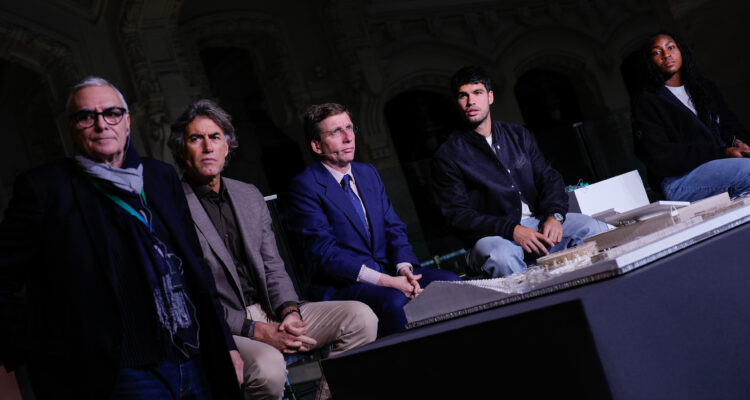 El alcalde de Madrid, José Luis Martínez-Almeida, junto al arquitecto Dominique Perrault; el presidente del Mutua Madrid Open, Gerard Tsobanian; y los tenistas Carlos Alcaraz y Coco Gauff durante la presentación de la ampliación de la Caja Mágica