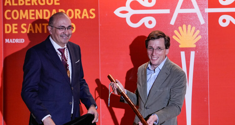El alcalde, José Luis Martínez-Almeida junto al presidente de la Asociación del Camino de Santiago de Astorga, Juan Carlos Pérez Cabezas
